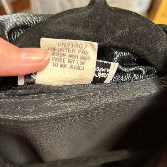 Size 40  1X vintage Risky Business black silky shirt button front 100% polyester - Picture 7 of 7